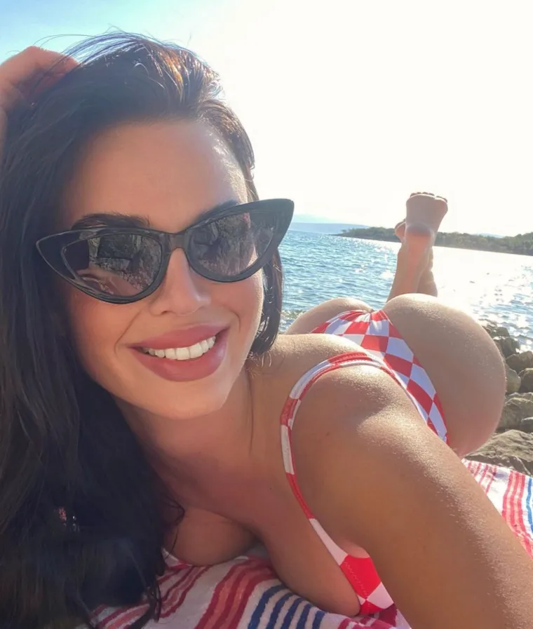 "Biti poduzetnik je stresno &ndash; bez fiksnog radnog vremena ste, sve je na vama i morate biti dostupni 0-24 h za sve problematike koje se mogu dogoditi. U mom slučaju sav posao je isključivo na meni. Ipak, iako zna biti jako naporno, volim tu dinamiku rada, a najvi&scaron;e me veseli kada vidim da sam svoju ideju realizirala uspje&scaron;no &ndash; tada mi sav napor i stres padaju u zaborav", otkriva ova vesela Hercegovka kojoj, čini se, sve polazi za rukom. No, prije svega pazi i na kvalitetu pa tako svu tkaninu kupuje u Italiji. "Sve modele kupaćih kostima sam sama osmislila, dizajnirala i skicirala. Tkanine kupujem u Italiji jer je lycra za kupaće kostime tamo daleko najkvalitetnija. &Scaron;to se proizvodnje tiče, držala sam se hrvatskih tvrtki. Od &scaron;ivanja i ambalaže pa nadalje, apsolutno sve je proizvedeno u Hrvatskoj jer želim ponuditi 100 posto hrvatski proizvod, bez obzira na visoku cijenu. Ne zanima me proizvoditi u Kini jer to nema nikakvog smisla", kaže Ivana.
