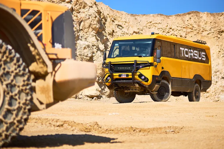 Može prevesti do 35 putnika preko najnegostoljubivijeg terena na svijetu, a sve dok oni uživaju unutra u svojim omiljenim filmovima i serijama