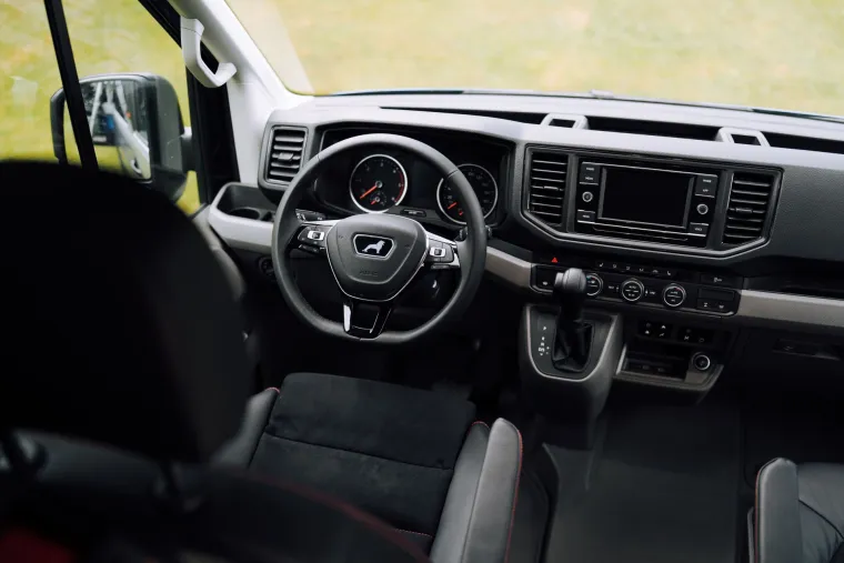 Iz tvrtke su opisali ovaj model kao “neslomljiv”, u što je teško i posumnjati. Neki detalji podsjećaju na Volkswagen, pogotovo unutrašnjost koja je identična njihovom modelu Crafter