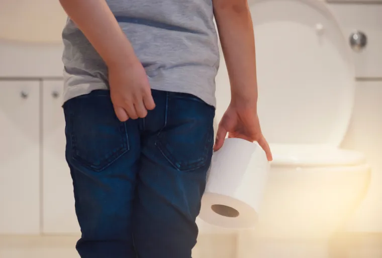 5.Izmet neobične boje:
"Iako ova lista nije potpuna, ovo su stvari koje ljudi ignoriraju, a stvarno ne bi smjeli:  - crni izmet, bijeli izmet i crvena boja u izmetu", poručuje liječnik. 
