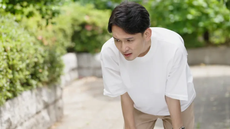 8.Nagla zadihanost:
"Ako vam odjednom nedostaje zraka, primjerice ako ste trčali pet kilometara, a sada se uspu&scaron;ete dok se penjete stubama. Ne ispadate iz forme tako brzo."
