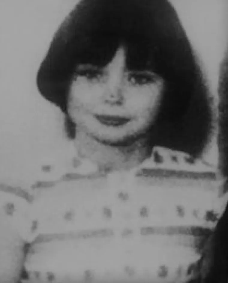 1. Mary Bell:
U svibnju 1968., dan prije svojeg 11. rođendana, Mary Bell je zadavila 4-godišnjeg Marina Browna u napuštenoj kući. Nedugo potom, zajedno s 13-godišnjom prijateljicom provalila je u sirotište i devastirala ga. Na zidu su ostavile poruku u kojoj priznaju ubojstvo dječaka, no policija je pretpostavila kako je samo riječ o neumjesnoj šali.
U srpnju iste godine otele su i ubile trogodišnjeg Beiana Howea i ostavile njegovo tijelo. No ovaj put je Mary urezala slovo M na njegov trbuščić.
Zbog dobi i psihološkog vještačenja koje je pokazalo crte psihopatije, osuđena je samo za dva ubojstva iz nehaja. Puštena je s 23 godine i trenutačno je na slobodi.
