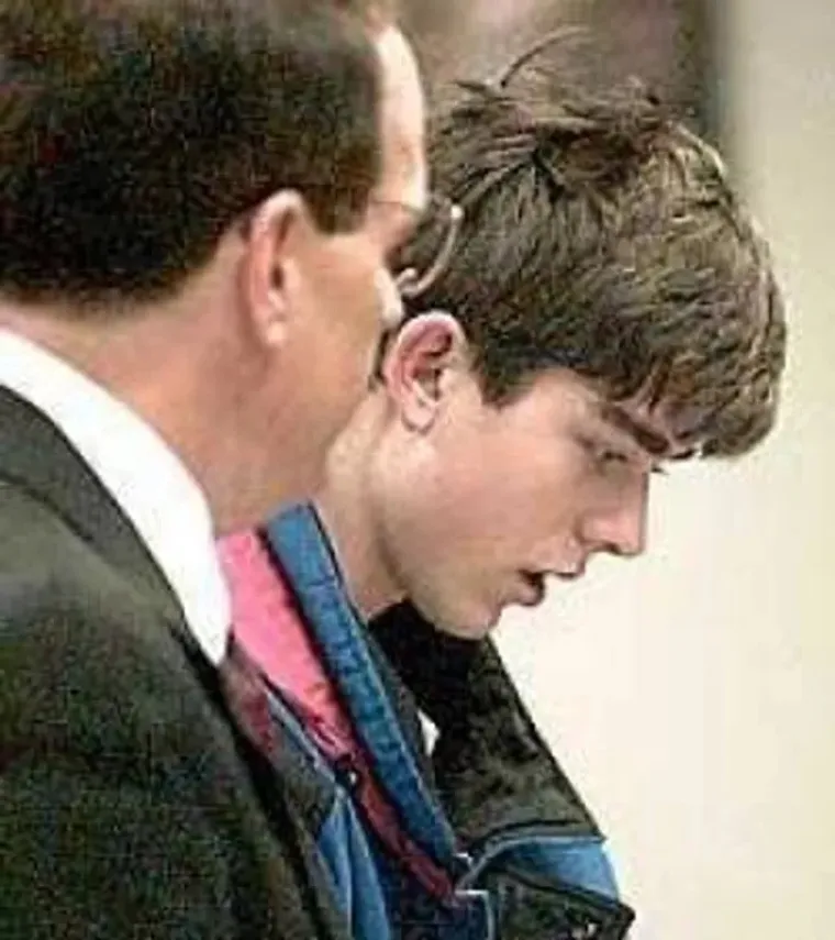 2. Barry Dale Loukaitis
Naoružan do zuba i odjeven kao kauboj, 15-godišnji Barry Dale Loukaitis ušetao je 1996. u učionicu matematike i počeo pucati po školskim kolegama. Ubio je profesora i dvojicu učenika, uzbuđeno povikavši: &quot;Je l&apos; da da je ovo sto puta bolje od matematike?&quot; Nakanio je uzeti jednog učenika kao taoca kako bi izašao iz škole, no profesor tjelesnog koji je dotrčao kada je čuo pucnjeve ponudio je sebe. Potom je svladao Barryja, oteo mu oružje i zadržao do dolaska policije.
Barry je osuđen na dvije doživotne kazne i 205 godina zatvora.
