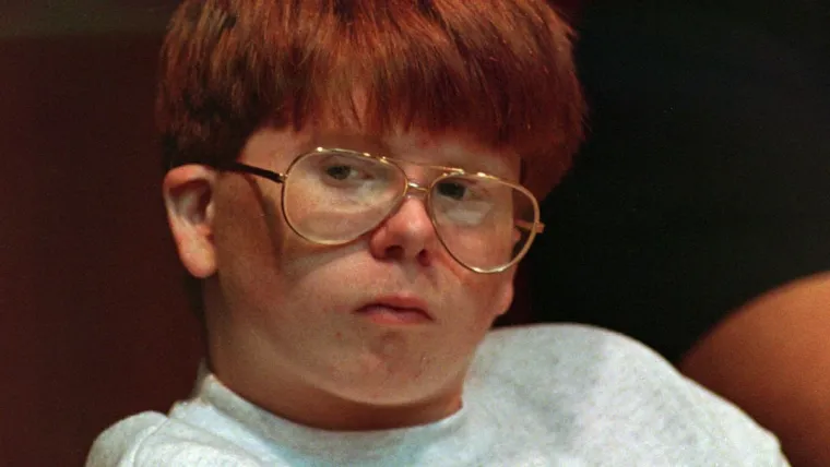 6. Eric Smith
Kada je imao samo 13 godina, Eric Smith je brutalno ubio četverogodi&scaron;njeg Derricka Robieja. Hodao je kući iz igraonice, udaljene svega nekoliko ulaza, kada ga je Smith zgrabio i odvukao u obližnji &scaron;umarak. Izudarao ga je kamenom, sodomizirao &scaron;tapom i nastavio mrcvariti tijelo i nakon &scaron;to ga je ubio. Trenutačno služi doživotnu robiju, najveću kaznu predviđenu za maloljetnike. Zahtjev za pomilovanjem mu je odbijen sedam puta, zadnji put 2014. Svi koji su ga intervjuirali ističu kako ne mogu vjerovati da razgovaraju s ubojicom, te da djeluje tako normalno i iskreno.
