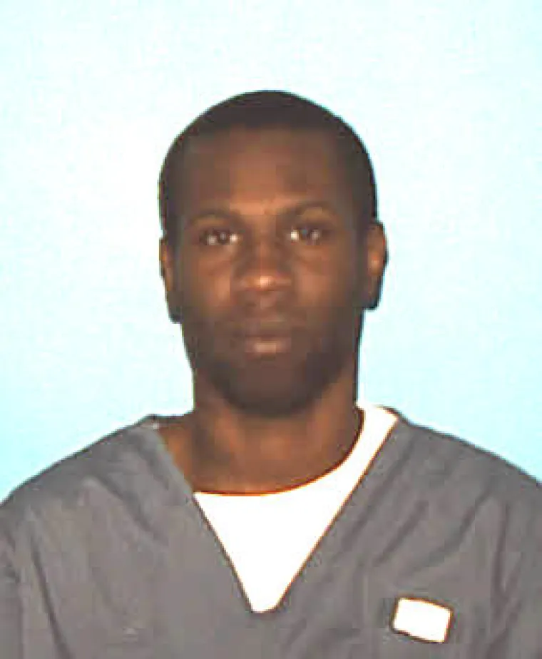 7. Lionel Tate
Sa 12 godina, Lionel Tate je postao najmlađa osoba osuđena na doživotnu robiju bez mogućnosti pomilovanja. Detalji ubojstva &scaron;estogodi&scaron;nje djevojčice ostaju mutni, no neosporno je kako je djevojčica bila u skrbi njegove majke. Bila je na gornjem katu kada je Lionel dotrčao i rekao svojoj majci da djevojčica ne di&scaron;e.
Tate je tvrdio da su samo isku&scaron;avali hrvačke zahvate koje su vidjeli na televiziji i da je smrt djevojčice bila nesreća. No dokazi su upućivali na ne&scaron;to drugo i Tate je osuđen za te&scaron;ko ubojstvo.
Njegova osuda je poni&scaron;tena 2004. na temelju toga &scaron;to Tate nije dobio pravično suđenje jer nije mogao razumjeti optužnicu. Priznao je obično ubojstvo i pu&scaron;ten je na slobodu s rokom ku&scaron;nje od 10 godina. No svega godinu dana kasnije ponovo je uhićen zbog oružane pljačke dostavljača pizze. Osuđen je na deset godina, s dodatnih 30 godina zbog kr&scaron;enja uvjetne slobode.
