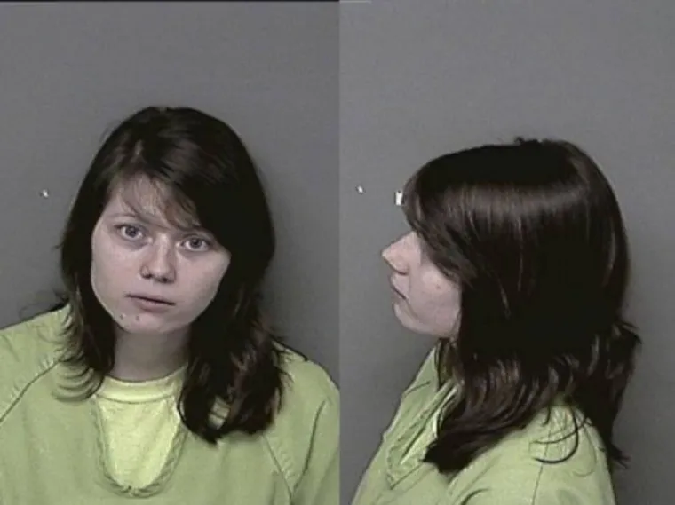 9. Alyssa Bustamante

Alyssa Bustamonte imala je 15 godina kada je iskoristila svoju mlađu sestru da bi namamila devetogodi&scaron;nju susjedu u osamljeno područje i ubila je. Elizabeth Olten igrala se s njezinom sestrom i Alyssa je "slučajno" naletjela kad se vraćala kući. Namamila ju je na osamljeno mjesto, izbola je nožem, zadavila je i prerezala joj grkljan samo da bi vidjela kakav je osjećaj ubiti nekog. Tijelo je ostavila u plitkom improviziranom grobu i pokrila ga li&scaron;ćem.
Stravičan zločin možda najbolje opisuje ono &scaron;to je toga dana zapisala u dnevnik:
"Ba&scaron; sam ubila nekog, je..no. Zadavila sam ga i prerezala mu grkljan i izbola i sada je mrtav. Ne znam kako se osjećam. Bilo je nevjerojatno. Čim vas prođe onaj "o bože, ne mogu to napraviti" osjećaj, postaje prilično ugodno. Nekako sam nervozna i uzbuđena."
Kasnije je priznala da je iskopala dva groba, &scaron;to bi sugeriralo da su joj prva meta bili njezina dvojica braće blizanaca. Služi doživotnu kaznu.
