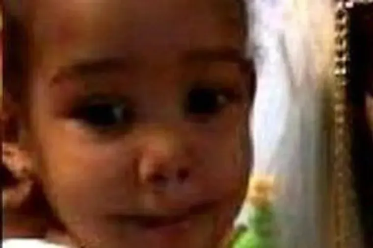 12. Ubojica Aniyah Batchelor
S obzirom na to da je osuđen kao maloljetnik (dok su ostalima s liste sudili kao odraslima), ime ubojice nije objavljeno, no 2012., 12-godi&scaron;nji dječak u Marylandu premlatio je do smrti svoju polusestru koja je živjela s njima.
Dječak je priznao da ju je udario &scaron;est puta, no obdukcija je pokazala vi&scaron;e od 50 unutarnjih i vanjskih ozljeda. Tužitelj je tvrdio kako je bio ljubomoran na Ainyah, no sudac je odlučio kako nije bio svjestan težine svojih postupaka, te je proslijeđen na terapiju i skrbni&scaron;tvo.
