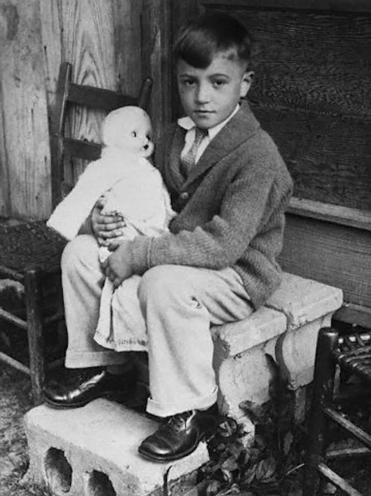 13. Carl Newton Mahan

 U svibnju 1929. &scaron;estogodi&scaron;nji Carl Newton Mahan i osmogodi&scaron;nji Cecil Van Hoose posvađali su se oko komada starog željeza kojeg su mislili preprodati. Cecil je uzeo željezo i njime udario Carla po glavi. Carl se od&scaron;etao kući i uzeo očevu pu&scaron;ku koja je visjela iznad vrata. Dotrčao je natrag i uperio pu&scaron;ku u Cecila. "Upucat ću te", rekao je i zapucao. Cecil je ubrzo preminuo od ozljeda. Ispočetka su tužili Carla za ubojstvo, no nakon vijećanja porota je preinačila optužbu u ubojstvo iz nehaja.
Carl je osuđen na 15 godina popravnog doma i pu&scaron;ten uz jamčevinu od 500 dolara svojim roditeljima. Kasnije, okružni sudac spriječio je odvođenje Carla u popravni dom jer mu je suđeno pred porotom &scaron;to je bilo kr&scaron;enje procedure s obzirom na njegovu dob, pa je Carl jednostavno oti&scaron;ao kući.
