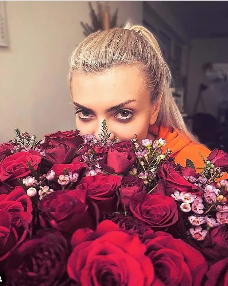 &quot;Kako je prošlo vaše Valentinovo? Nama ne baš onako kako bismo zamišljali, ali Valentinovo može biti bilo koji dan ako je s pravom osobom. Žao mi je iskreno što nisam oprala kosu prije nego što sam se fotkala s ovim buketom. Zasjenio me buket, ali sam ga htjela pofotkat prije nego uvene sa svim ostalim biljkama koje ne zalijevam po kući. Nadam se da ste se dobro proveli, pišite mi&quot;, napisala je Ella Dvornik u valentinovskoj objavi koja u ovom trenutku broji više od 15.000 lajkova. 