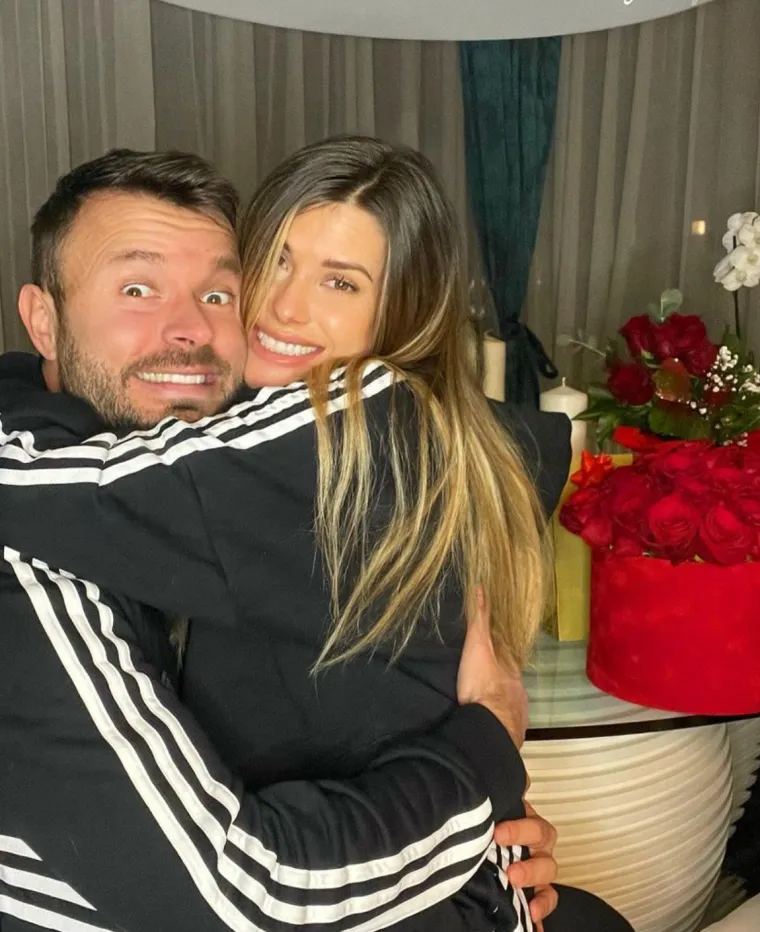 Influencerica Ecija Ivušić od svog je Gorana Beloševića dobila buket crvenih ruža, praline i misterioznu kutijicu s mašnicom. Zasigurno postoji razlog zbog kojeg je nije otvorila za svoje obožavatelje. 