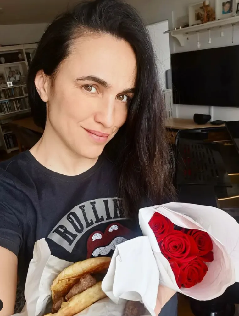 Čini se da je pobjednik teške valentinovske kategorije definitivno suprug glumice Marijane Mikulić. Naime, on je svojoj ženi uz buket ruža, poklonio i slasne ćevape. &quot;Ruže i ćevapi. Šta reći. Čovik zna. Sretno Valentinovo&quot;, napisala je Marijana uz fotku. 