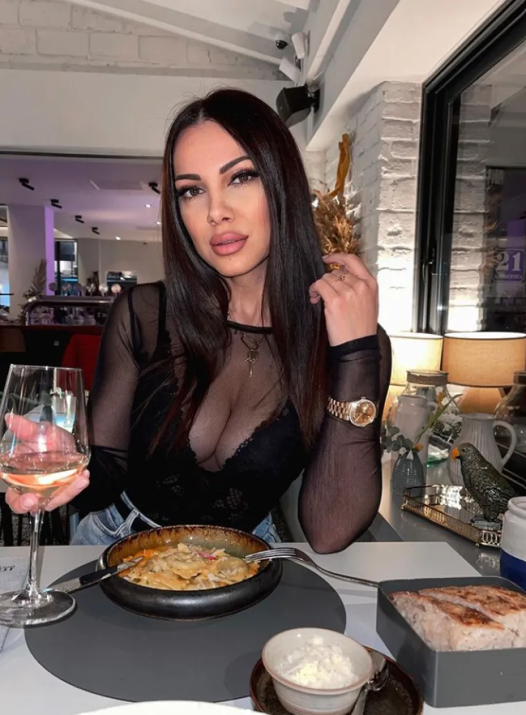 Žanamari Perčić zna da ljubav ulazi kroz želudac. Tako je svoje Valentinovo provela u luksuznom restoranu uz svog dragana. 