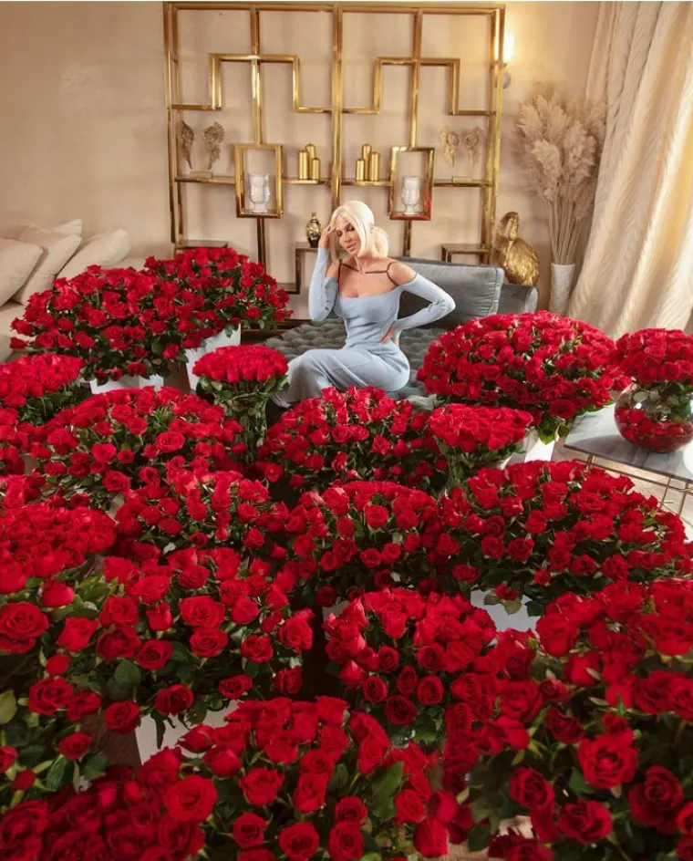 Što mislite, je li Jelena Karleuša stigla izbrojiti sve silne ruže koje je dobila za Valentinovo?