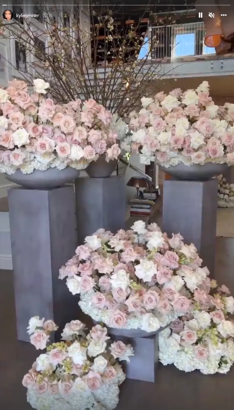 Travis Scott prekinuo je tradiciju crvenih ruža te ove godine Kylie Jenner poklonio prekrasni mije&scaron;ani buket - bijelih i ružičastih ruža.