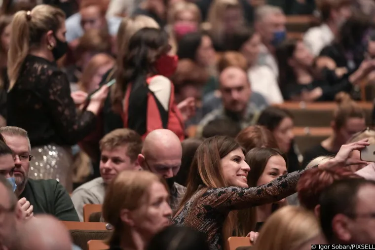 Nina Badrić je sinoć blistala iznutra i izvana, pogledajte koje su je zvijezde pratile iz prvih redova