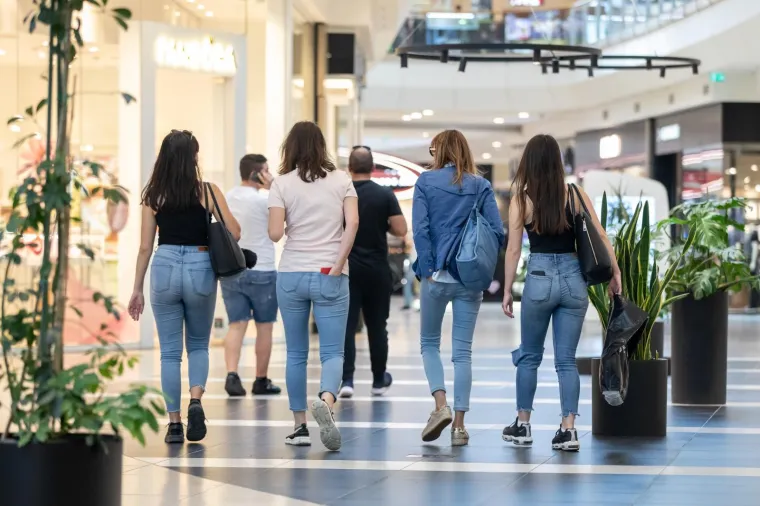 3. Provjerite čujete li zujanje: Kamere stvaraju tiho zujanje kada su spojene. Provjerite čujete li nešto općenito dok se krećete duž područja. Obratite posebnu pozornost u prostorima kao što su kupaonice, u blizini kreveta te u zajedničkim ili radnim prostorima.