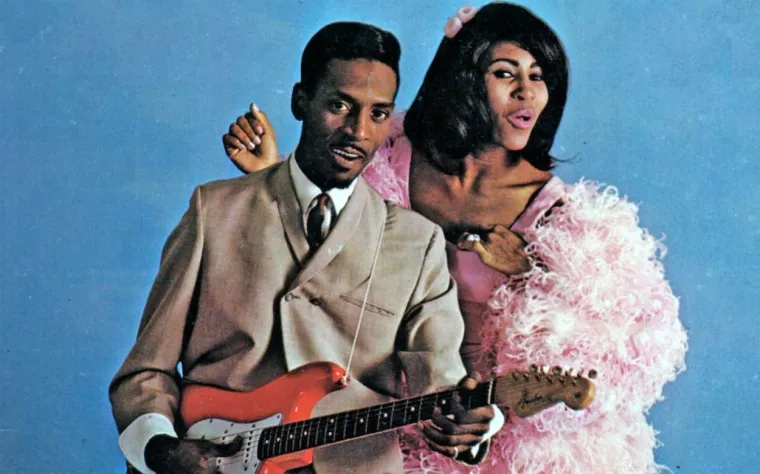 Ike i Tina Turner - O njima su napisane knjige te snimljene serije i filmovi. Ike i Tina privatno su bili supružnici, a na glazbenoj sceni bili su vodeći glazbenici od 1960. do 1976. godine koji su snimili brojne hitove. Ike i Tina vjenčali su se 1962. godine. Njih dvoje dobili su sina, no imali su i djecu i iz prijašnjih veza. No, Ike je psihički i fizički zlostavljao Tinu, a znao ju je toliko istući da je jedva stajala na nogama. Ike se uz to još i drogirao, a bio je i alkoholičar. On je nakon njihovih nastupa doma dovodio obožavateljice s kojima se seksao dok je Tina bila u kući. Također, imao je i brojne ljubavnice. Tina je svojevremeno otkrila da je s Ikeeom imala seksualne odnose koji su više nalikovali silovanju nego vođenju ljubavi. Tina to sve više nije mogla podnijeti pa si je 1968. godine pokušala oduzeti život. Ona je od nasilnog supruga uspjela pobjeći 1976. godine nakon jedne od njihovih brojnih svađa te je podnijela zahtjev za razvod.