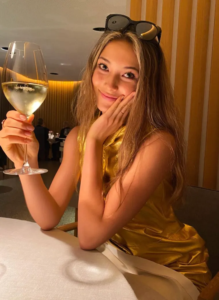 Kao prilog tome koliko je Kinezi vole ide i činjenica da je tamo nazivaju &quot;Snježnom princezom&quot; i kineskim imenom - Gu Ailing. Kada ne skija, bavi se manekenstvom i influencerstvom. S obzirom na to da tečno govori mandarinski, dobila je i brojne uloge u kineskim TV reklamama. Često je lice na billboardima, čak i na tetrapacima od mlijeka.