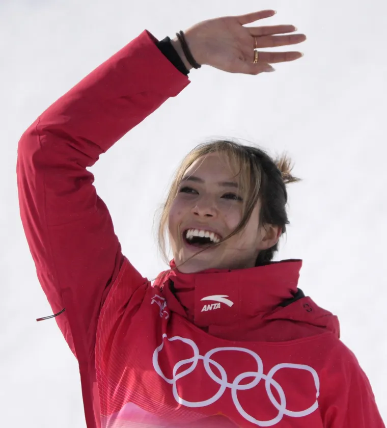 Zanimljivo je da je trijumf Gu s tribina uživo pratila i kineska tenisačica Peng Shuai, za čiju dobrobit je svjetska javnost bila vrlo zabrinuta posljednjih mjeseci jer je nestala iz javnosti nakon optužbi za seksualno zlostavljanje. 