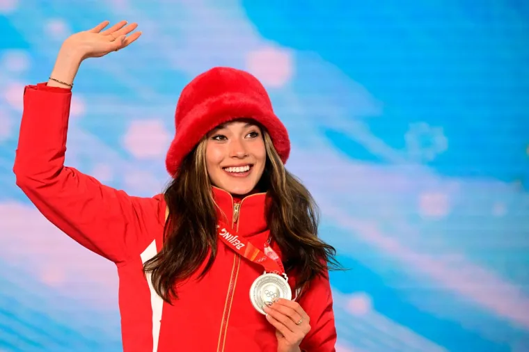 Bilo je to već treće zlatno odličje za domaćine na ZOI-ju u Pekingu čime je Kina trenutačno izbila na vrh ljestvice osvajača medalja. Kina u ovom trenutku ima tri zlata i dva srebra, druga je Švedska s tri zlata, a treća Rusija ima dva zlata, tri srebra i dvije bronce.