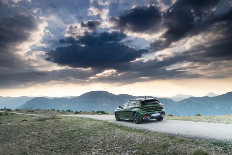 Novi 308 krasi snažan i privlačan dizajn, kažu Francuzi, u kojem se ističe novi logotip marke. Dobio je više prostora te je istaknuta dinamičnost