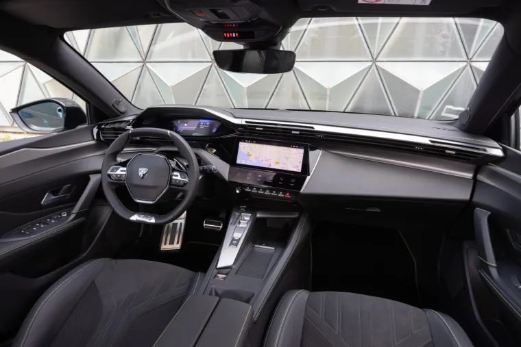 Peugeot 308 opremljen je najmodernijim sustavima za pomoć u vožnji, a u unutrašnjosti ga krasi intuitivan i napredan multimedijski sustav