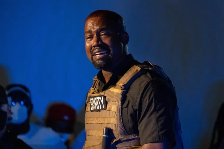 Inače, Kanye je više-manje mirovao te se nije oglašavao o razvodu s Kim sve dok nije saznao da je ona počela izlaziti s Peteom. Onda je kazao kako će ih &quot;Bog ponovo spojiti&quot;, a svi se itekako sjećaju kad se usred izvedbe pjesme &quot;Runaway&quot; sredinom prosinca na jednom humanitarnom koncertu javno obratio svojoj neprežaljenoj ljubavi. &quot;Želim da pobjegneš natrag meni, upravo ti Kimberly&quot;, izrepao je.
