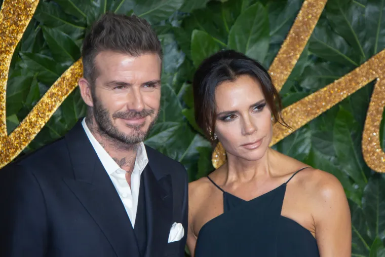 David i Victoria Beckham sudbonosno "da" rekli su 1999., par ima četvero djece Brooklyn, Romea, Harper, Davida.
Nedavno je Victora otkrila tajne njihovog savr&scaron;enog braka za Independent: "Mi se jako podržavamo. On je nevjerojatan tata i divan muž. Jako se zabavljamo, ali radi se o zabavi i uživanju u zajedničkom dru&scaron;tvu", zaključila je supruga biv&scaron;eg nogometa&scaron;a.