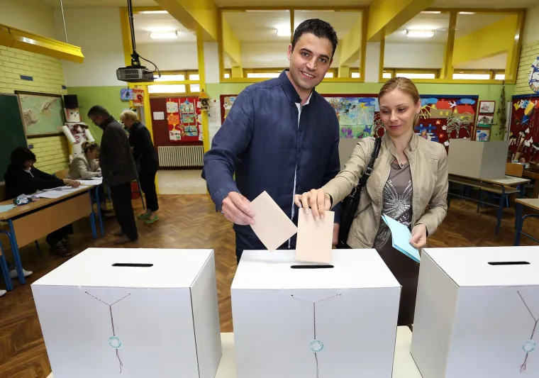 Zbog zapošljavanja supruge, prvo u Zagrebačkom holdingu, a zatim i u tvrtki kćeri Hrvatske pošte, Bernardić je trpio političke kritike i u stranci i izvan nje.