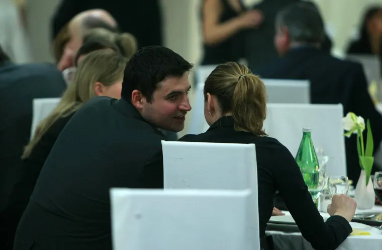 Irena je godinu dana mlađa od njega i nije se voljela pojavljivati u javnosti. 