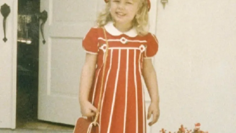 Paris je rođena 17. veljače 1981. godine u New Yorku u SAD-u. Po horoskopu je vodenjak. Njezina obitelj je velika, a sastoji se od mame Katie, tate Ricka, mlađe sestre Nicky i braće Barrona i Conrada. Njeni roditelji su vrlo bogati jer posjeduju lanac poznaih hotela Hilton, a osnivač ovog carstva je Parisin pradjed.