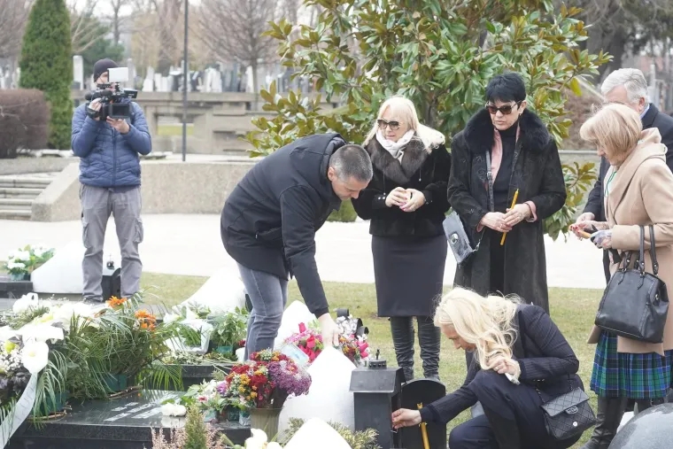 Udovica Šabana Šaulića nije prestajala plakati, a neutješna sestra napravila scenu na groblju