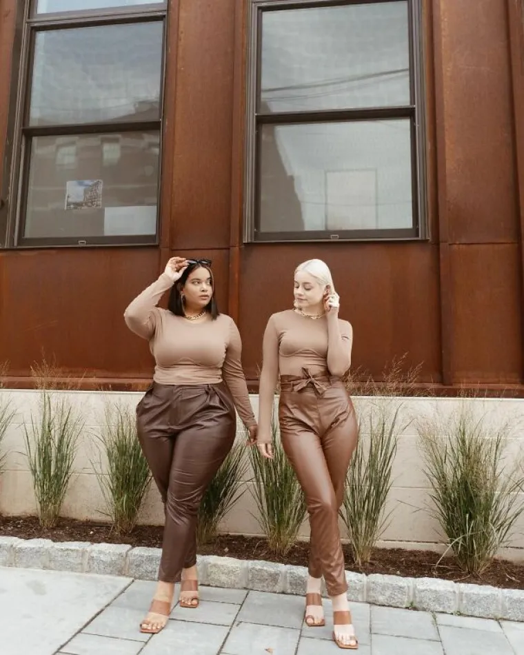 Najbolje frendice probale su čak 25 identičnih krpica, ali u različitim veličinama: Kojoj bolje stoje?