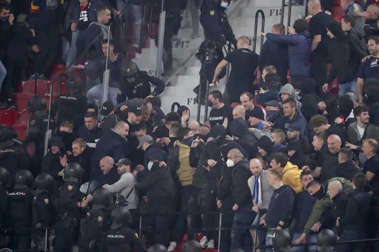 Pogledajte kadrove rata Bad Blue Boysa i policije na Ram&oacute;n S&aacute;nchez Pizju&aacute;nu