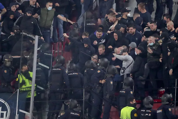 Pogledajte kadrove rata Bad Blue Boysa i policije na Ram&oacute;n S&aacute;nchez Pizju&aacute;nu