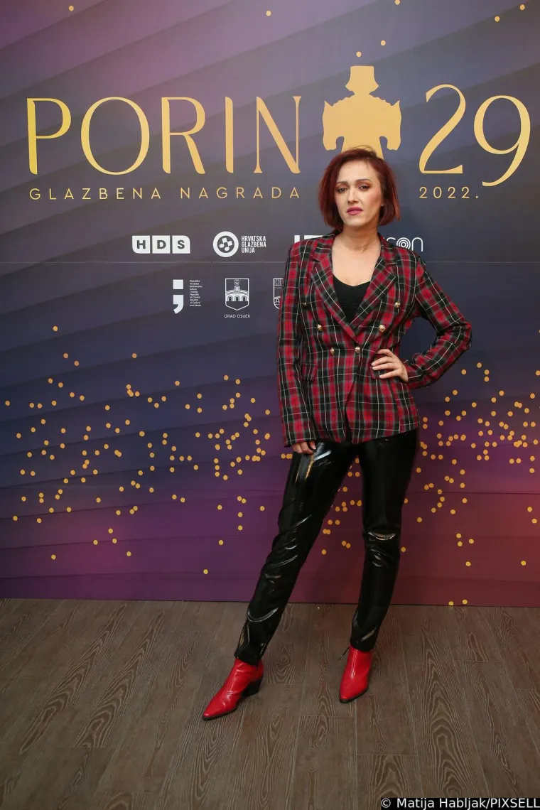 "Ja sam se otvorila po tom pitanju da dam do znanja ljudima koji boluju da nisu sami, da nisu ludi, da se mogu izliječiti samo moraju pronaći unutarnju snagu i razumijevanje bliskih da bi napravili prvi korak prema izlazu iz tog mentalnog pakla. Da, to 'samo' u trenutku te&scaron;kog osjećaja nije nikakva utjeha. Mnogi na žalost ne uspiju i oduzmu si život. Znate za&scaron;to? Zbog nerazumijevanja okoline, bliskih ljudi, pa čak i roditelja"