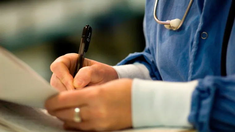 3. Medicinske sestre i fiziolozi mogu pomoći u operaciji: Čak i kada je poziv liječniku opće prakse ispravna stvar, liječnik možda nije uvijek najbolja osoba za pregled – ali pacijenti se ne bi trebali osjećati uvrijeđeno. Dr Ikpoh je dodala: &quot;Želimo da naši pacijenti mogu brzo pristupiti skrbi najprikladnijeg zdravstvenog radnika. Ovo možda nije uvijek liječnik opće prakse. Opće prakse sada imaju niz visokokvalificiranih članova naših timova, kao što su medicinska sestra, fizioterapeut, farmaceut ili djelatnik u zajednici, koji mogu pomoći ljudima čiji temeljni problem možda nije medicinski.&quot;