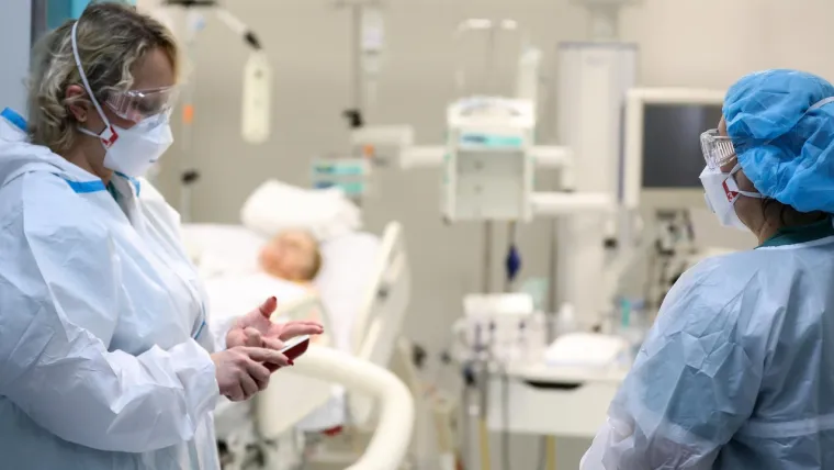Dr. Margaret Ikpoh je rekla: &quot;Ako osjetite teže simptome, kao što su iznenadna bol u prsima, otežano disanje ili iskašljavanje krvi, trebali biste odmah nazvati hitnu. Opća praksa će i dalje biti pod pritiskom tijekom sljedećih tjedana i mjeseci. Uvijek ćemo nastojati dati sve od sebe kako bismo pružili njegu koja je potrebna našim pacijentima – i nadamo se da je ovo dalo naslutiti neke od stvari koje naši pacijenti mogu učiniti kako bi si pomogli.&quot;