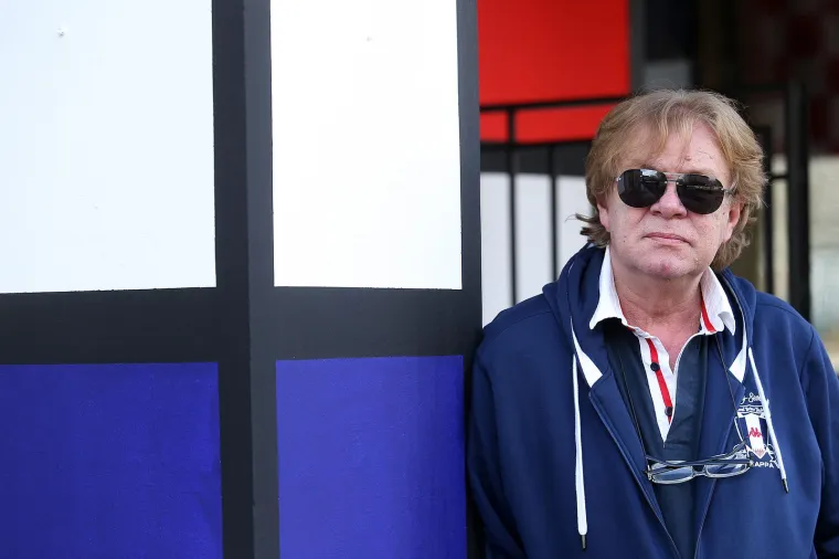 Jedan od najpoznatijih skandala koji vežemo uz Severinu uopće nije vezan za seks. Na samom početku svoje karijere, Severina je upoznala Zrinka Tutića, koji je 1991. postao njezin producent. Godinu dana nakon s njim je snimila svoj album "Severina", a s trećim albumom "Dalmatinka" postala je jedna od najtraženijih hrvatskih pjevačica općenito. Zrinko je bio stariji od Severine čak 17 godina te je jednom prilikom za Nacional prepičao dan kada je Severina do&scaron;la u Croatiu Records: "Nakon raskida s njenom diskografskom kućom, Severina je gotovo stidljivo do&scaron;la u Croatia Records i uz kavu rekla: 'Za&scaron;to mi ne bismo surađivali?'. Tad sam izrekao rečenicu za koju mislim da je bila presudna za njen dalji rad na estradi - da Severina treba raskrstiti sa svojim djevojačkim stilom. 'Severina djevojka' treba se pretvoriti u 'Severinu ženu' i to je ona apsolutno shvatila". Navodno su njih dvoje bili i u tajnoj vezi, a službeno je s njim prekinula suradnju 1998. godine. Četiri godine nakon, odlučila mu se osvetiti pred milijunskim auditorijem Porina. Nakon &scaron;to je dobila kipić za album "Virujem u te", Severini su rekli da njezina pjesma "Mala je dala" nije prigodna za Porin, pa je ona napisala drugi tekst koji je iznenadio sve gledatelje u dvorani i pred malim ekranima: "Vitar pu&scaron;e, ja pijem kavu u jednom dubrovačkom kafiću i fiksiram plavu kosu na poznatom mu&scaron;kom biću. Svi ga znate, glavni je na Porinovu spisku, glazbeni je kritičar u tisku. Te&scaron;ki foler, u&scaron;minkani rokenroler. Joj, ispast će sad da je gad, ustvari i je, ali dobro sad&hellip;&rdquo;, pjevala je Severina, dok je Tutić sjedio u prvom redu.