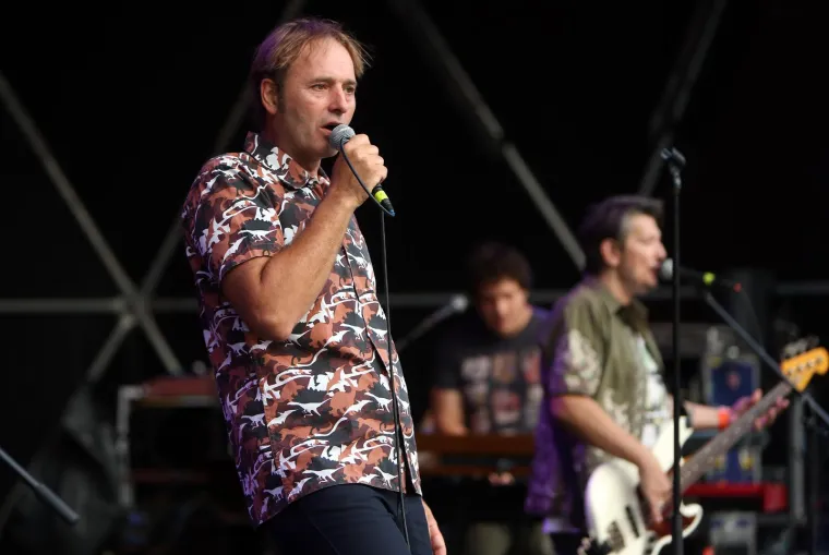 Nakon &scaron;to je Severina okončala svoj odnos s Tutićem, sreću je nakratko prona&scaron;la u pjevaču grupe Kojoti, Alenu Marinu. On ju je ujedno prvi put i zaručio.  Razi&scaron;li su se u miru i bez velike medijske pompe. "Ona je popularna i karizmatična osoba. Pregrubo je reći da su me mediji zbog nje stigmatizirali, ali su se pona&scaron;ali kao da ih je ona prevarila sa mnom", svojedobno je rekao pjevač.