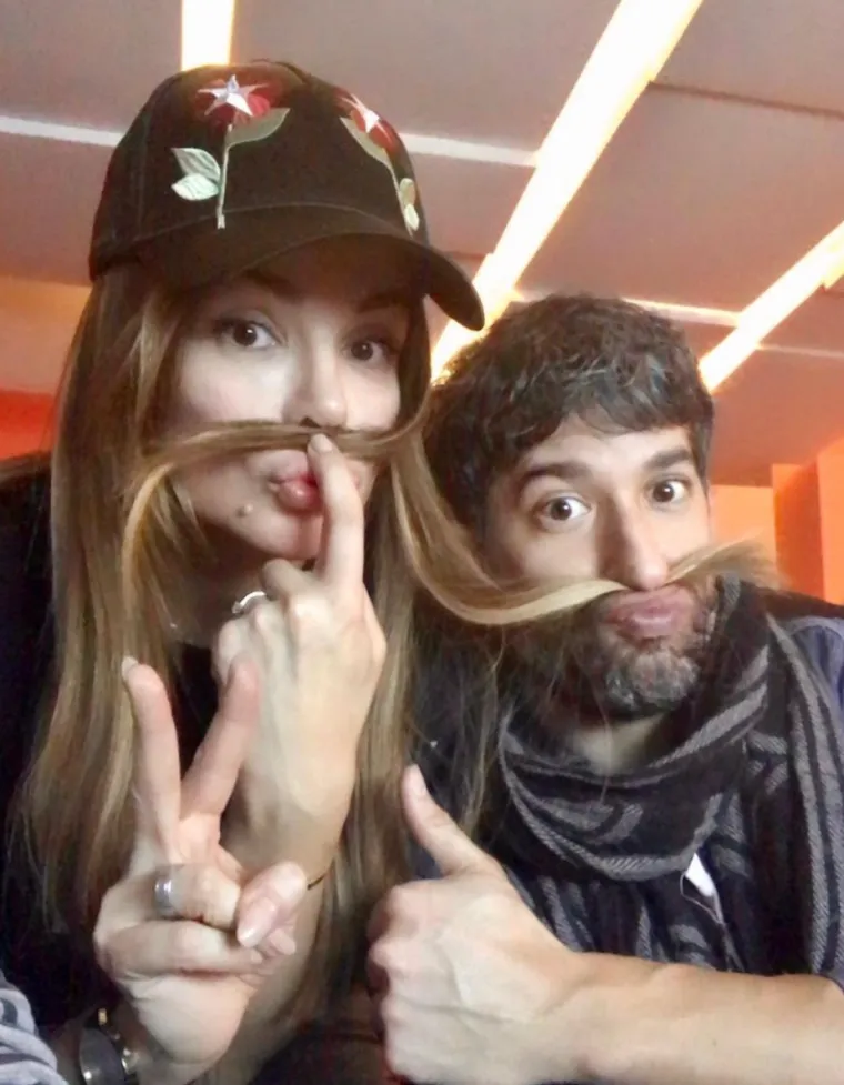 U zadnje je vrijeme često viđamo s producentom Filipom Miletićem, o kojem ima samo riječi hvale. Tako je povodom njegova rođendana na Instagramu podijelila zajedničku fotografiju uz koju je napisala: "Znate one pjesme Italiana, Grad bez ljudi, Uno momento, Brad Pitt... i ostale... To je skladao ovaj ozbiljan profesor klavira, kojeg možete sresti samo po beogradskim knjižnicama i u popodnevnoj &scaron;etnji Kalemegdanom... Dragi Filipe, rijetko se sreću takvi talenti i takvi ljudi. Sretan rođendan, dragi moj, i moje sauče&scaron;će tvojim tridesetima". Ta je fotografija na Instagramu prikupila vi&scaron;e od 21.000 lajkova.