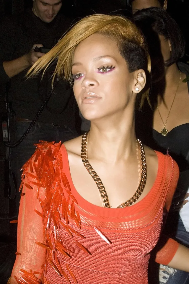 Rihanna se kao tinejdžerica okrenula glazbi kako bi pobjegla od kućnih nevolja i osnovala glazbeni trio s dvoje svojih kolega iz razreda. Na njezino djetinjstvo duboko su utjecali bračni problemi njezinih roditelja i tatina borba s ovisnostima o drogama i alkoholu, što je naposljetku dovelo do njihova razvoda kada je ona imala 14 godina. Nakon njegovog oporavka, otac i kći su se ponovno zbližili, a Rihanna ga još uvijek naziva &quot;najcool osoba na planeti&quot;, piše Hello magazin.