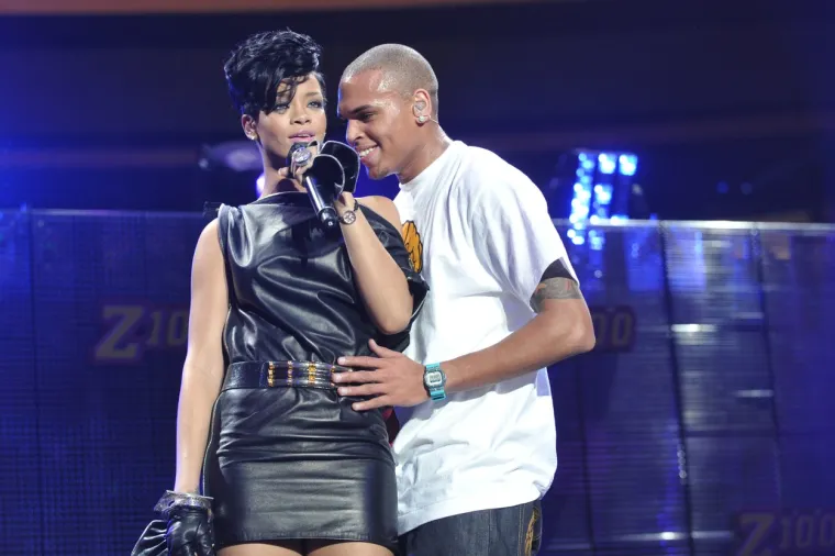 Rihanna je počela izlaziti s Chrisom Brownom krajem 2007. godine. No, nešto iza ponoć, 9. veljače 2009., pozvana je hitna pomoć, nakon zabave prije Grammyja na kojoj je bio novopečeni par. Kada je policija stigla na lice mjesta, Rihanna je pronađena uznemirena i povrijeđena, evo što se dogodilo...