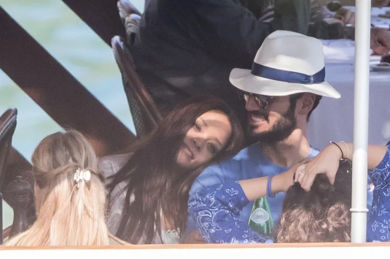 Dok joj se tajno sviđao ASAP Rocky, Rihanna je bila u ozbiljnoj vezi s poduzetnikom Hassanom Jameelom, s kojim je čak planirala i brak. "Tek posljednjih nekoliko godina počela sam shvaćati da morate odvojiti vrijeme za sebe, jer o tome ovisi va&scaron;e mentalno zdravlje. Ako nisi sretan, neće&scaron; biti sretan čak ni kad radi&scaron; stvari koje voli&scaron; raditi", rekla je pjevačica koja je tada bila u vezi s bogata&scaron;em. Međutim, par je prekinuo, a Rihanna je započela idiličnu ljubavnu vezu s ASAP Rockyjem...