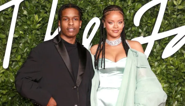 Rihanna i njezin novi dečko prvi su put viđeni u javnosti 2018. na reviji Louisa Vuittona tijekom pari&scaron;kog tjedna mode, pokazujući koliko su blisko održavali svoje prijateljstvo tijekom godina. Nakon toga su samo nastavili niz pojavljivanja na modnim revijama, 2019. zasjenili su sve na modnom tjednu u Londonu. Rihanna je nosila satensku haljinu boje mente, rukavice i &scaron;tikle. Izgled je upotpunila dijamantnom ogrlicom. Rocky je također podržao njezine modne pothvate pojaviv&scaron;i se u crnom odijelu marke Fenty. 