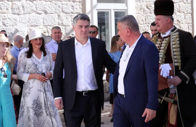 Predsjednik s karakterom, a prva dama s besprijekornim stilom: Najbolje modne kombinacije Sanje Musić Milanović