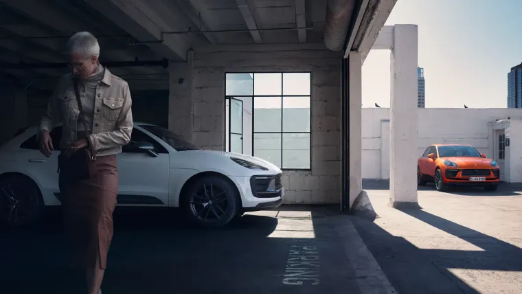 Sa serijskim Sport Chrono paketom uključujući prekidač za način rada i Sport Response Button na volanu, Macan T postiže brzinu od 100 km za 6,2 sekunde s maksimalnom brzinom od 232 km/h. 