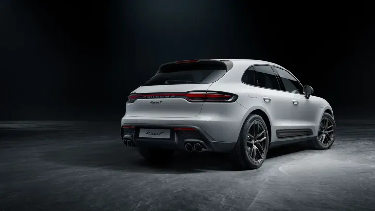 Vizualno se Macan T od drugih modela Macan razlikuje po elementima u prednjem, bočnom i stražnjem dijelu vozila koji su lakirani u ahat sivu metalik boju. Ta ekskluzivna kontrastna boja se nalazi na pruzi u prednjem dijelu, bočnim retrovizorima, bočnim za&scaron;titnim letvicama, krovnom spojleru i natpisima u stražnjem dijelu. 