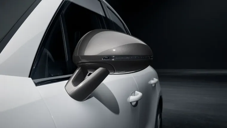 Među serijski opseg također spada i multifunkcionalni GT sportski volan uključujući grijanje volana kao i Sport Chrono &scaron;toperica u gornjem dijelu instrumentne ploče. 