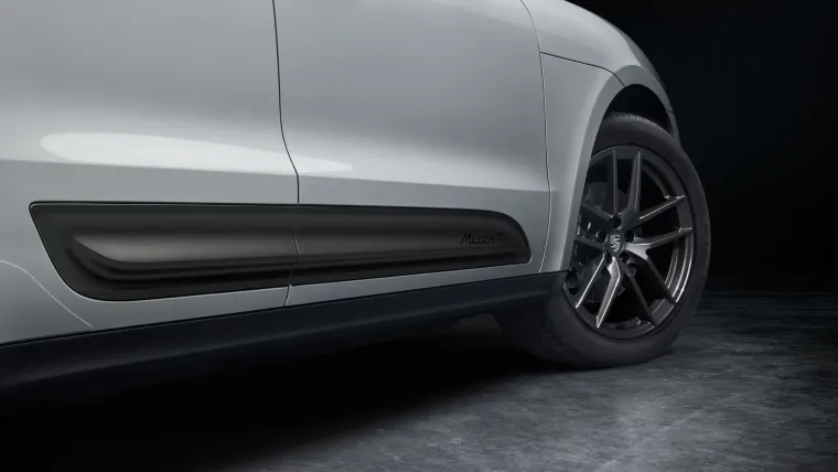 Kod boje eksterijera na izbor stoji 13 standardnih, metalik i posebnih boja.